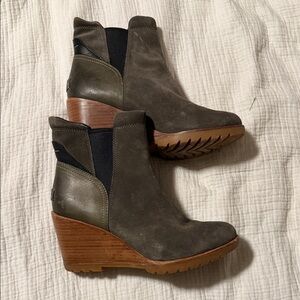 Sorel Olive and Black Wedge Boots
